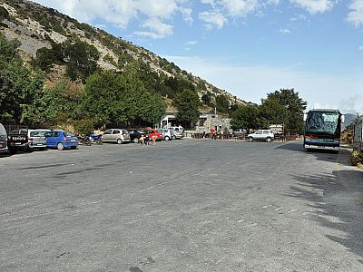Der Parkplatz am Eingang der Samaria Schlucht bei Xyloskalo