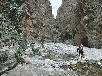 Wir queren das Bachbett...