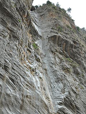 Bei Regen stürzt  hier das Wasser hinunter