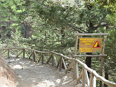 Warnschild am Rande des Weges