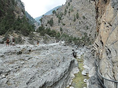 Der Weg neben dem tiefen Bachbett