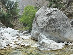 Nach einem riesigen Felsen wird...