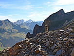 ...und Geröll wandern wir zügig bergab