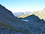 Wir wandern zuerst am Eisbruggsee vorbei