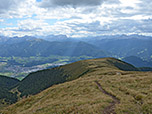 Wir folgen dem breiten Wiesenrücken bergab