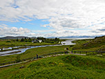 Blick über den Fluss Öxará zur Þingvallakirkja