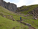 Über ein kuppiges Plateau wandern wir auf das Prison zu