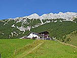 Ein kurzer Gegenanstieg führt uns hinauf zur bewirtschafteten Alm