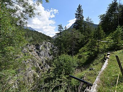Der Weg verläuft nun ein Stück oberhalb der Isar