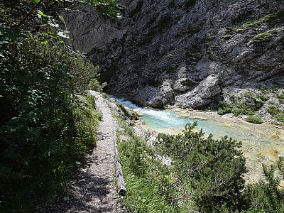 ... und betreten auf einem schmalen Pfad die Klamm.