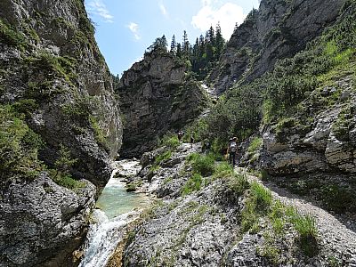 Links von uns plätschert und brodelt ...