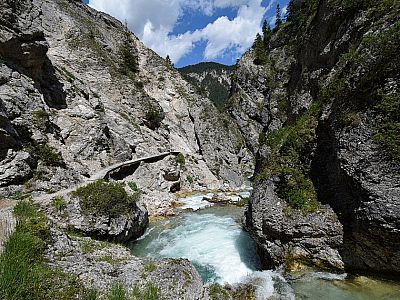 ... das eiskalte Gebirgswasser zu Tal.