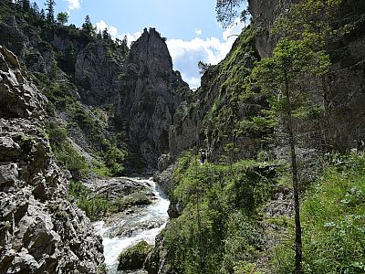Malerisch türmt sich der Fels vor uns auf