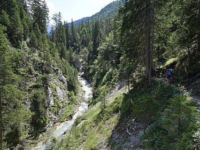 Der Weg führt uns ein Stück den westlichen Hang hinauf ...