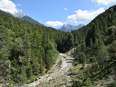 Der Ausblick nach Südosten auf den Großen Katzenkopf, Kemacher und Sattelspitze