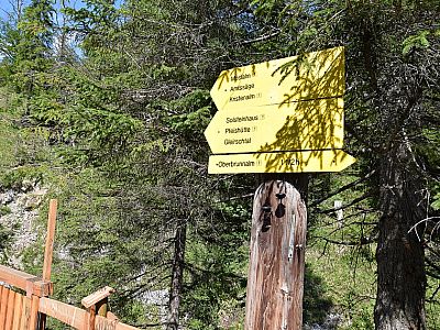 An einer großen Holzbrücke halten wir uns links und überqueren den Gleirschbach