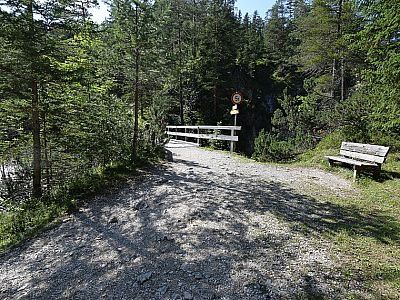 An der schon vom Hinweg bekannten Brücke überqueren wir wieder den Gleirschbach