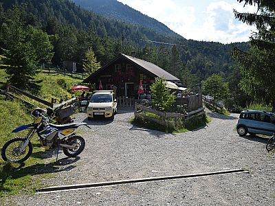 An der Scharnitzer Alm gibt es eine Erfrischung