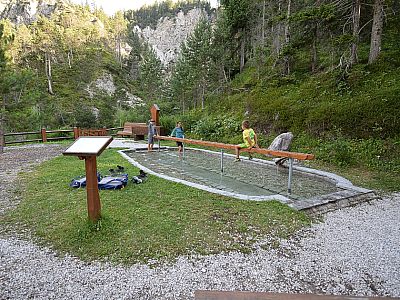 Ein Stück weiter befindet sich links ein Kneipp-Becken