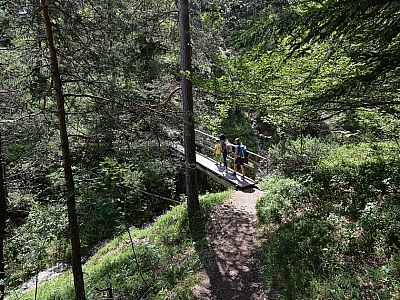 Auf einer Brücke überqueren wir einen der Isarzuflüsse 