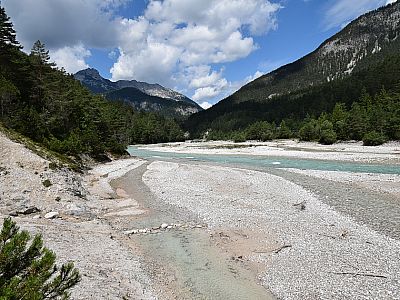 Das breite Kiesbett der Isar führt im Sommer oft wenig Wasser