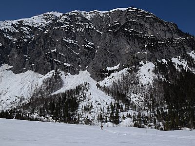 Rechts von uns die steilen Wände der Bettlerkarspitze
