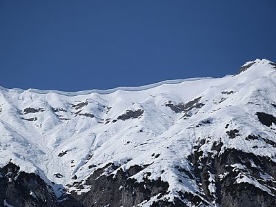 Riesige Schneewechten haben sich am Kamm der Schaufelspitze gebildet