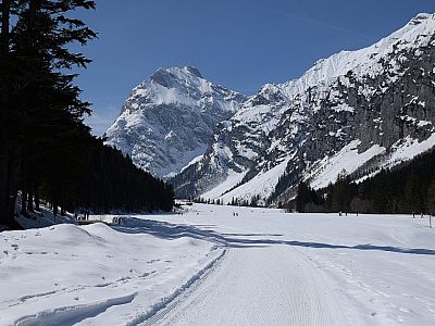 ... Blickfang bleibt jedoch die  Ostwand des Sonnjochs