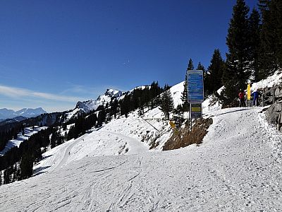 Rechts geht es zum Gipfel, geradeaus zur Tölzer Hütte