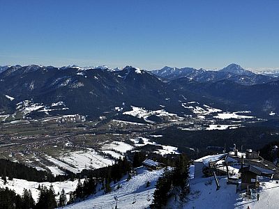 Im Südosten erhebt sich recht markant der Guffert