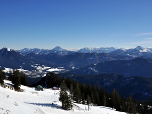 Auch vom Winterwanderweg aus ist der Guffert ein Blickfang in der Alpenkulisse