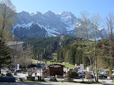 Die Zugspitze hinter dem Parkplatz am Ausgangsort