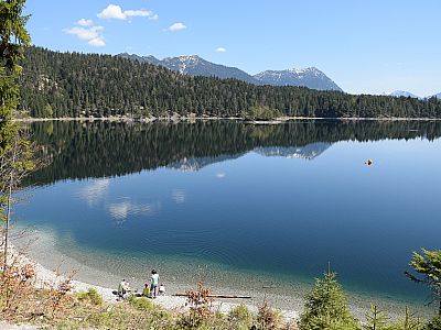 Direkt am Ufer lässt es sich gut aushalten