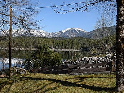 Im Norden zeigen sich die Berge der Ammergauer Alpen
