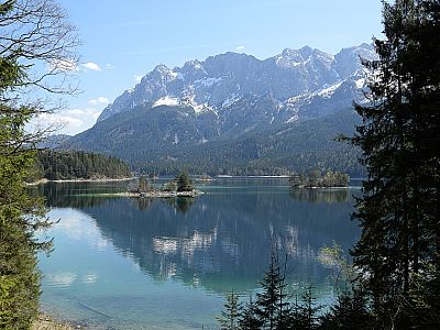 Der Ausblick vom Westufer zum Waxenstein