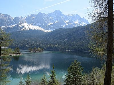 Die Zugspitze prägt das Bild im Süden