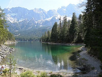 Malerische Buchten prägen das Nordufer