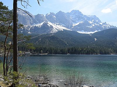 Vom Nordufer ist schön der Gipfel der Zugspitze zu sehen