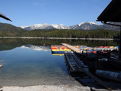 ... und dem Tretbootverleih starten wir unsere Tour.