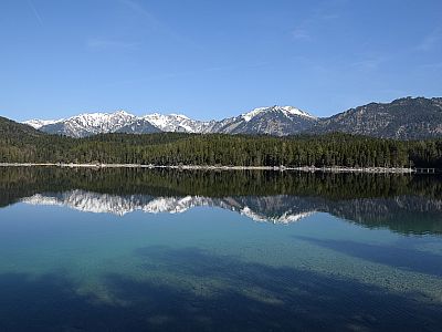 Die Schellschlicht, der Kreuzspitz und der Frieder spiegeln sich im Eibsee