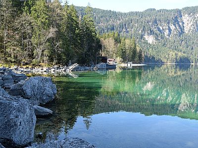 Bekannt ist der Eibsee für sein türkisblaues Wasser
