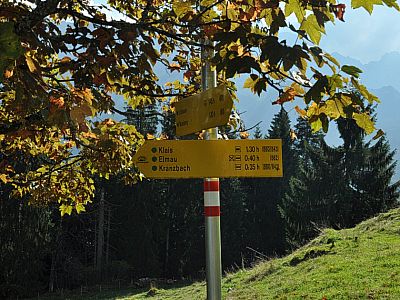 Zunächst folgen wir dem Wegweiser nach Elmau