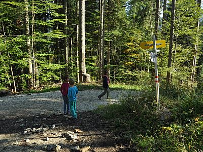 Links geht es direkt nach Elmau, wir halten uns aber rechts