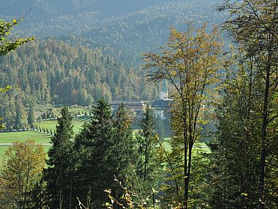 Zwischen den Bäumen entdecken wir das Schloss Elmau