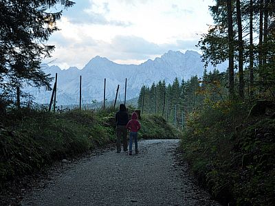 Nach einem Waldstück haben wir wieder freie Sicht zum Karwendelgebirge