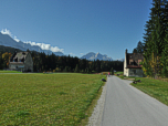 Der Blick vom Schloss Kranzbach zur Alpspitze im Westen