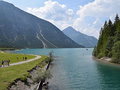 Wir blicken über den Kanal auf Heiterwanger See und Thaneller