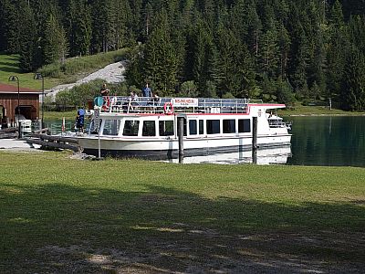 Am westlichen Rand des Heiterwanger Sees befindet sich auch ein Schiffsanleger