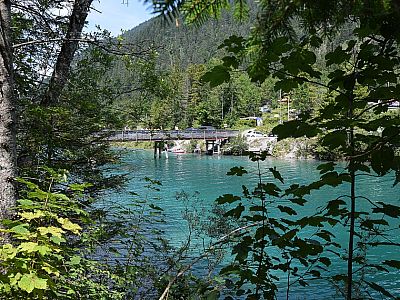 ... die nahe Brücke an.