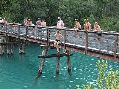 .... nutzen vor allem die Kinder die Zeit für eine Badepause an der Brücke